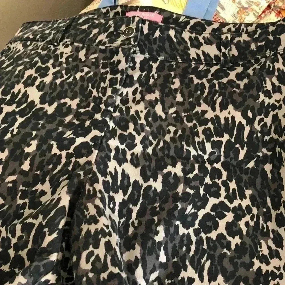 Isaac Mizrahi Tailored Stretch Trouser Short Leopard - Picture 3 of 5